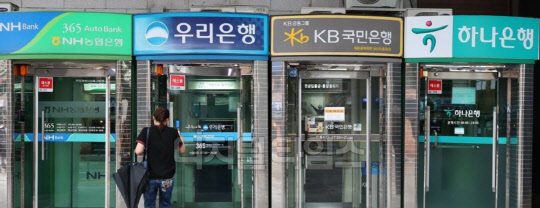서울 종로구 광화문에 설치된 시중은행 ATM기기 (연합뉴스 제공)
